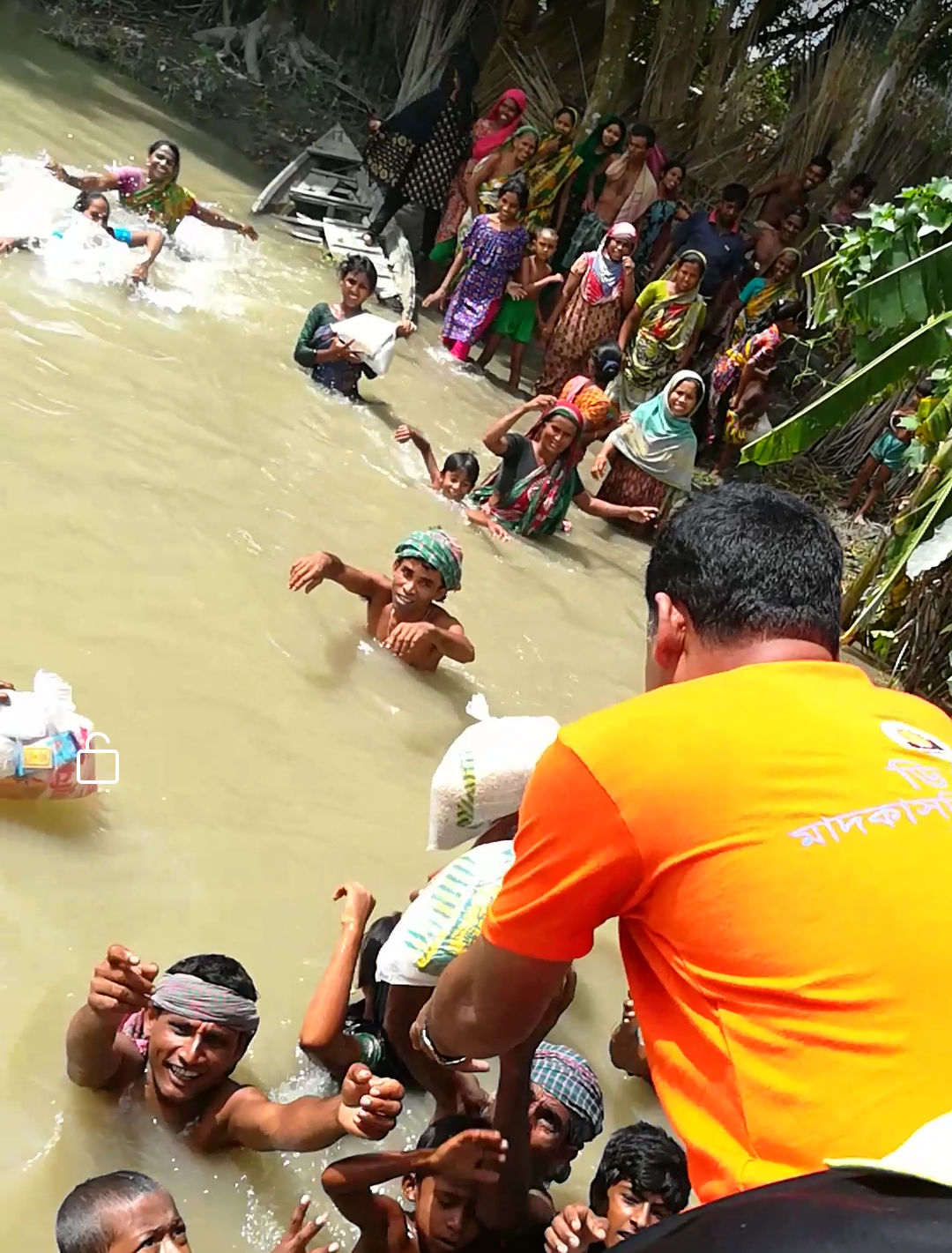 বন্যদুর্গত অসহায় মানুষের মাঝে ডি টি সি’র নিজস্ব অর্থায়নে ত্রাণ বিতরন