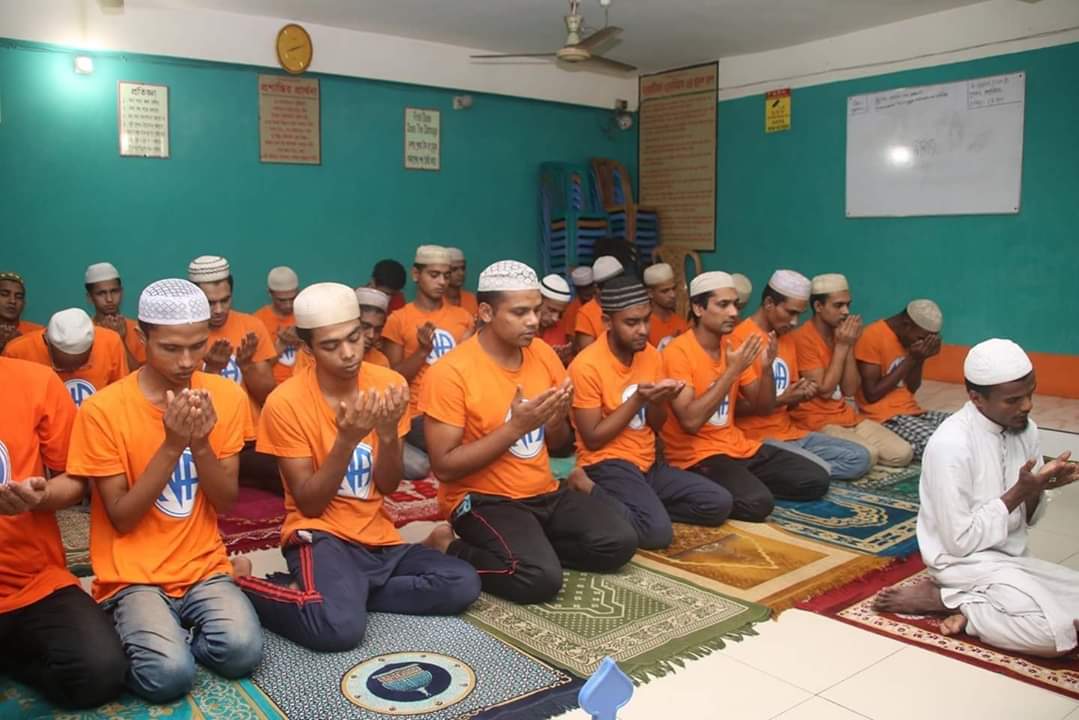 প্রার্থনা মানুষের মন কে সতেজ রাখে। প্রার্থনা মানুষের মন কে সতেজ রাখে।